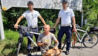 Pittbull segregato liberato dagli agenti ciclisti