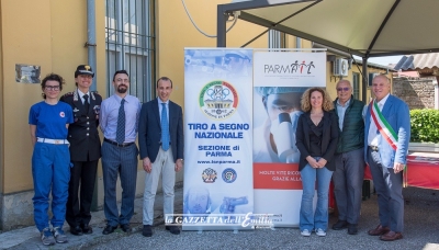 Nella foto da destra: Roberto Bozzani (Consigliere Comunale di Parma) prof. Vittorio Rizzoli (presidente AIL), sig.ra Monica Fochi (Volontaria AIL), dott. Gaetano Bonaccorso (Questore di Parma), dott. Giorgio Stecconi Bortolani (Presidente TSN Parma), Cap. Azzurra Ammirati (Comandante Compagnia Carabinieri Parma), Sorella Raffaella (Infermiera Croce Rossa).