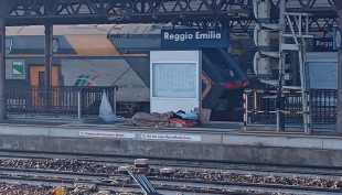 Reggio Emilia, un senza tetto soccorso in stazione ferroviaria (report foto di Davide Curti).