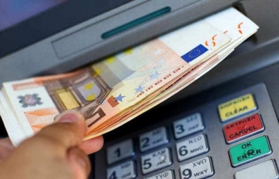 Prima ruba il bancomat a un amico, poi gli svuota il conto di 7400 euro