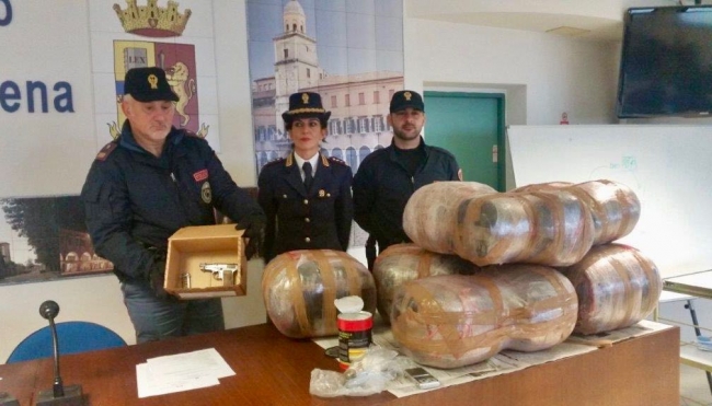 Modena, maxi sequestro di marijuana: 44 Kg nascosti in casa