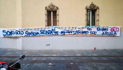 Uno striscione per salutare Giulia, scomparsa troppo presto