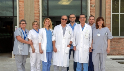  In foto da sinistra Maria Pitardi (referente attrezzature blocco operatorio Ala nord), Sonia Venturi (coordinatore infermieristico ORL ), Marcella Menichetti (medico ORL ), Giorgio Danelli (direttore Anestesia e Rianimazione ), Carmine Pernice (medico ORL ), Angelo Ghidini (Direttore ORL ), Andrea Erba (coord. inf. blocco operatorio Ala nord ), Elisa Iannella (medico Anestesia e Rianimazione).  