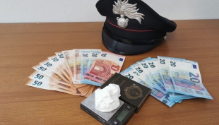 Senza mascherina ma con la cocaina. Arrestato.