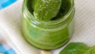 Allarme in Italia per vasetti di pesto vegetale vegano contaminati da batteri.