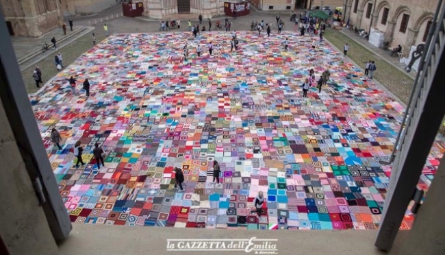 Parma, piazza Duomo si colora di coperte per sostenere la prevenzione - FOTO di Francesca Bocchia
