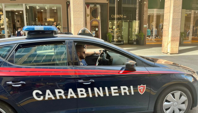 PARMA – Entra in gioielleria e prende un Rolex: fermata dai carabinieri