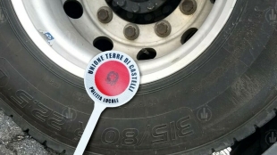 Camion con gomme più grosse per ingannare il cronotachigrafo. Maxi multa e patente sospesa