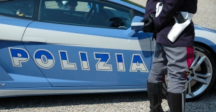 Reggio, rapinatore si nasconde nel discount Di Più, poi minaccia con una pistola i dipendenti