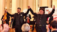 Un trionfo al Teatro alla Scala di Milano per i due musicisti rom Gennaro e Santino Spinelli.