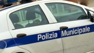 Modena - Clandestino gestisce un negozio in centro: denunciato