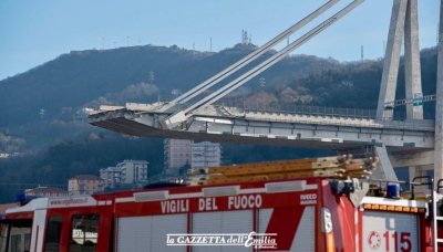 Meno di sei secondi per fare scomparire quel che restava del Ponte Morandi. Il VIDEO