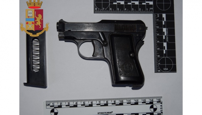 Trovato in possesso di una pistola con matricola abrasa nell’ambito di un’attività antidroga: arrestato dalla Polizia di Stato
