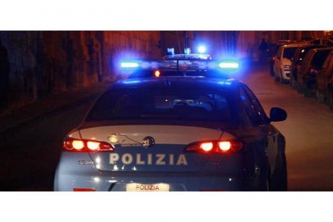 Prende a sassate l’auto della polizia. Arrestato 28 enne albanese