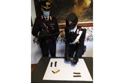 Armi: i Carabinieri denunciano due persone per porto abusivo a Salso e Medesano, sequestrate le armi in loro possesso
