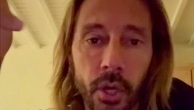 Il noto Dj Bob Sinclar si sfoga sui social: basta con l’uso smodato dei cellulari durante le serate nei club.