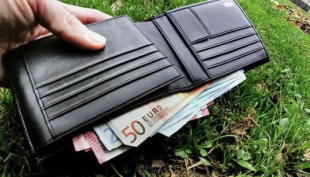 Trova portafoglio con mille euro e lo porta via: denunciato