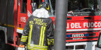 Carica un accendigas mentre fuma e provoca un incendio