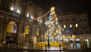 &quot;Buone Feste&quot;, l&#039;accensione dell&#039;albero di Natale...