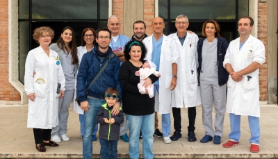 I professionisti coinvolti nella fila dietro e la famiglia nella fila davanti. Dietro, da sinistra ladottoressa Marina Beltrami direttore f.f. della Medicina Gastroenterologica; le anestesiste Rita Monti e Anna Lisa Zanni; i ginecologi Gabriele Tridenti e Flavio Vanacore; il dottor Aurelio Negro; il direttore della Ginecologia Lorenzo Aguzzoli, l’anestesista Lesley De Pietri; il chirurgo Alessandro Giunta.