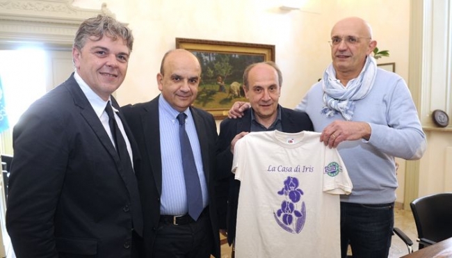 Piacenza - T-shirt in dono da Bulla Sport alla Casa di Iris per la camminata delle associazioni