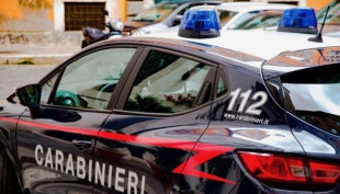 Si rifiuta di fornire le generalità e aggredisce i carabinieri