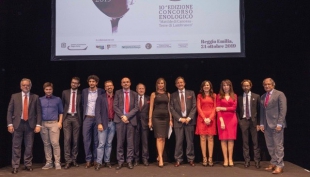 vincitori dei Lambrusco Awards 2019: a sinistra Stefano Landi (Presidente CCIAA), al centro Luca Vecchi (Sindaco Reggio Emilia) e Chiara Giallonardo madrina della serata