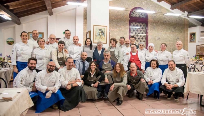 Gli chef di Parma Quality Restaurant ai fornelli coi ragazzi della Cooperativa Fiorente