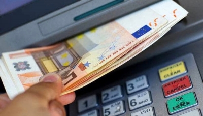 Anziano derubato del bancomat. Le ladre prelevano 1400 euro.