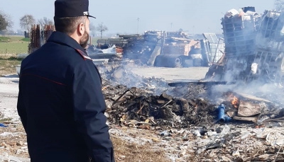 I Carabinieri Forestali intervengo mentre bruciano rifiuti illecitamente