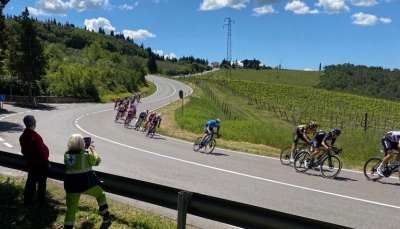 Giro d&#039;Italia, passaggio tra le colline del Chianti (video)