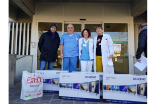 I dipendenti e i componenti degli Organi della Fondazione Manodori donano ai reparti di degenza
