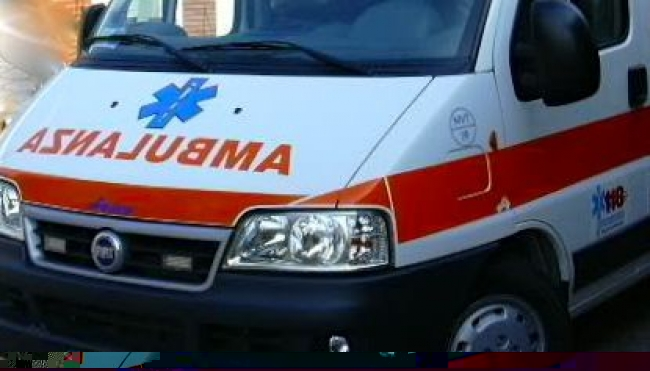 Modena - Auto sbanda e investe una donna alla fermata dell&#039;autobus