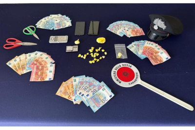 Parma, Carabinieri perquisiscono casa e trovano droga e soldi: due arresti