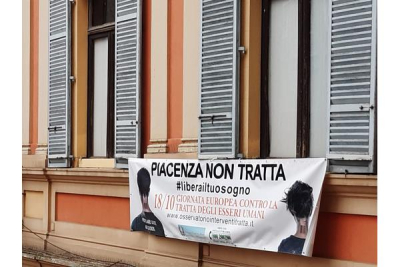 &quot;Piacenza non tratta&quot;. Lo slogan sul Municipio nella Giornata europea contro il traffico di esseri umani e il lavoro costante del progetto &quot;Oltre la strada&quot;
