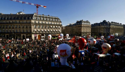 Riforma delle pensioni in Francia. Migliaia di cittadini scendono nelle piazze di tutto il Paese per manifestare contro Macron