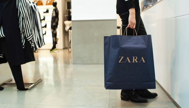 Ruba merce da Zara e il compagno aggredisce l’addetto alla sicurezza