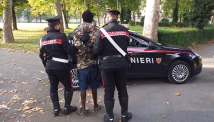 Tenta di violentare due commesse nel camerino. Arrestato 24enne della Guinea Bissau