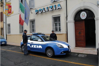 Attività di prevenzione e contrasto al crimine della Polizia di Stato a Mirandola: denunciata una persona per porto di armi ed oggetti atti ad offendere