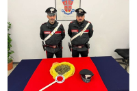 Arrestato mentre gira in bici con la droga nello zaino