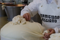 Parmigiano Reggiano: Il Consorzio, p-Chip Corporation e Kaasmerk Matec lanciano una nuova tecnologia digitale innovativa per il tracciamento e la sicurezza alimentare