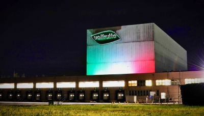 Conserve Italia, lo stabilimento di Pomposa illuminato con il Tricolore