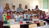 Nella foto: la classe IC della Scuola Primaria di Poviglio, insieme al Sindaco Giammaria Manghi