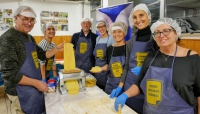 Facce da &quot;Anolini Solidali&quot;: le foto dei volontari al lavoro