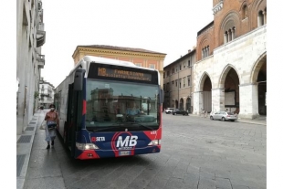 Sulla linea metrobus di Piacenza il biglietto si paga anche con carta di credito contactless
