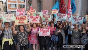 Stop violenza sulle donne. Il presidio davanti al Tribunale. Le Foto