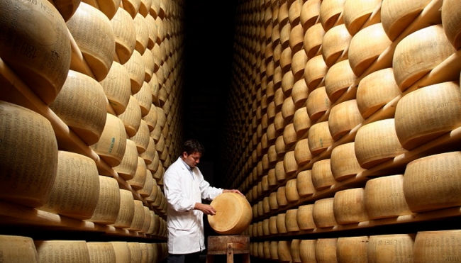 Parmigiano, scende ancora la produzione e l&#039;export vola (+5,8%)￼