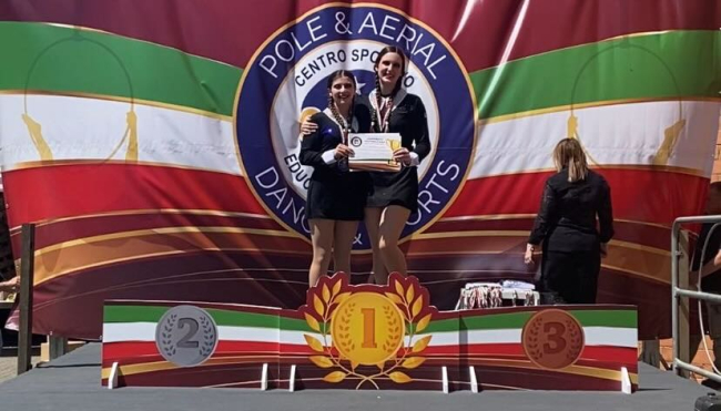 Alice e Margherita: il punteggio più alto al Campionato Nazionale di Pole ad Aerial CSEN a Velletri.