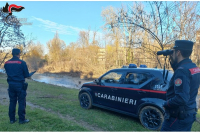 Presenza di bracconieri sul greto del torrente Parma, i carabinieri forestali sequestrano un fucile ad aria compressa, un fucile da pesca subacquea e due coltelli