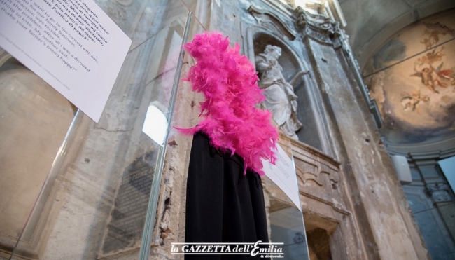 &quot;Com’eri vestita?&quot;: a Parma la mostra per riflettere sulla violenza di genere - FOTO